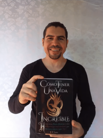 Rodrigo Sánchez sosteniendo uno de sus libros: Cómo tener una vida increíble.