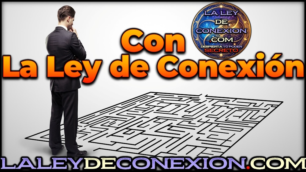 Un laberinto pequeño en el suelo y un hombre mirándolo contemplativo.