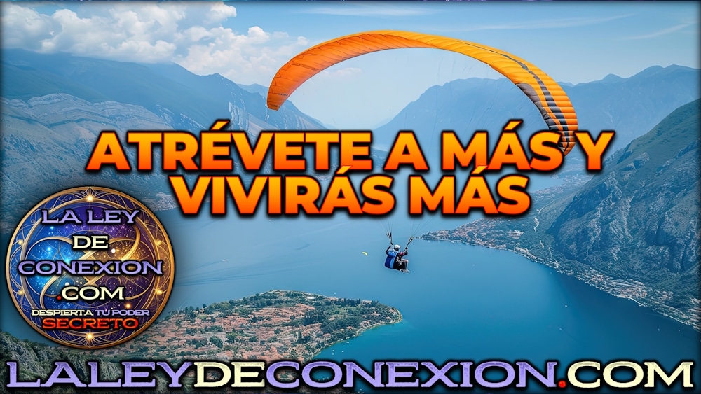 Hombre volando en parapente sobre río y montañas.